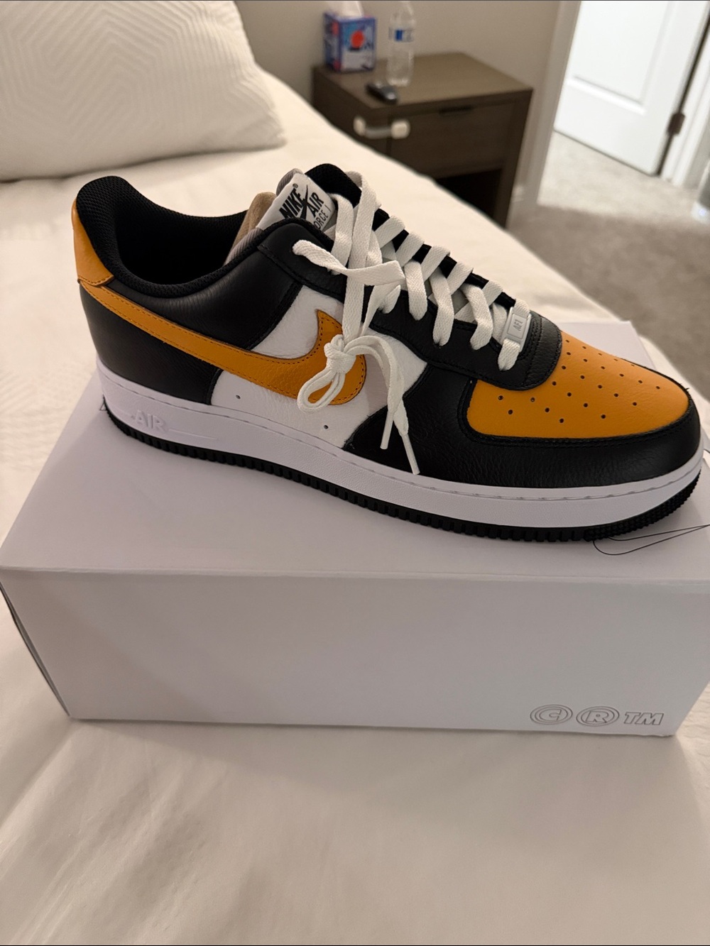 Nike Low-Top Sneaker — Black, White & Yellow